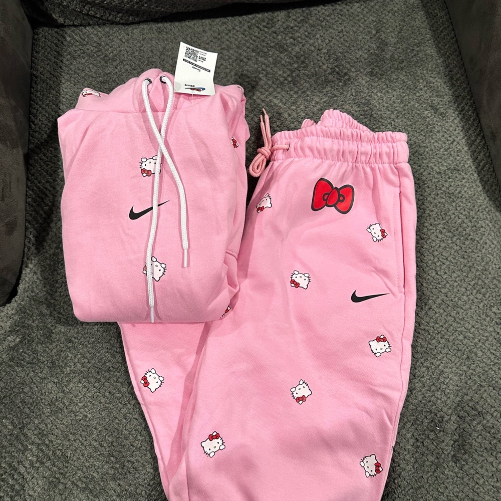 Medium - Large. Pink Hello kitty sweatshirt and sweatpants.
